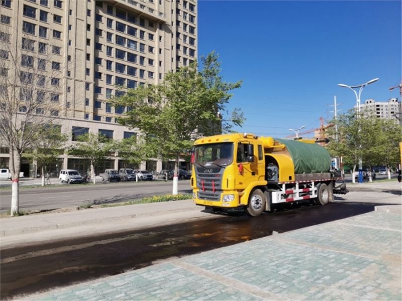 瀝青灑布車博爾塔拉LS小區(qū)內(nèi)施工現(xiàn)場